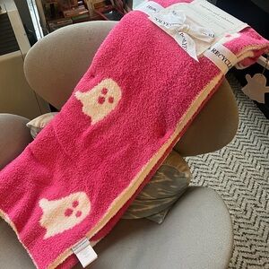 cupcakes and cashmere PINK ghost blanket Viral throw. Cobija de fantasmas